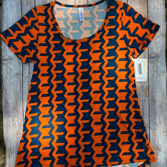 LuLaRoe Classic T - Picture 1 of 4